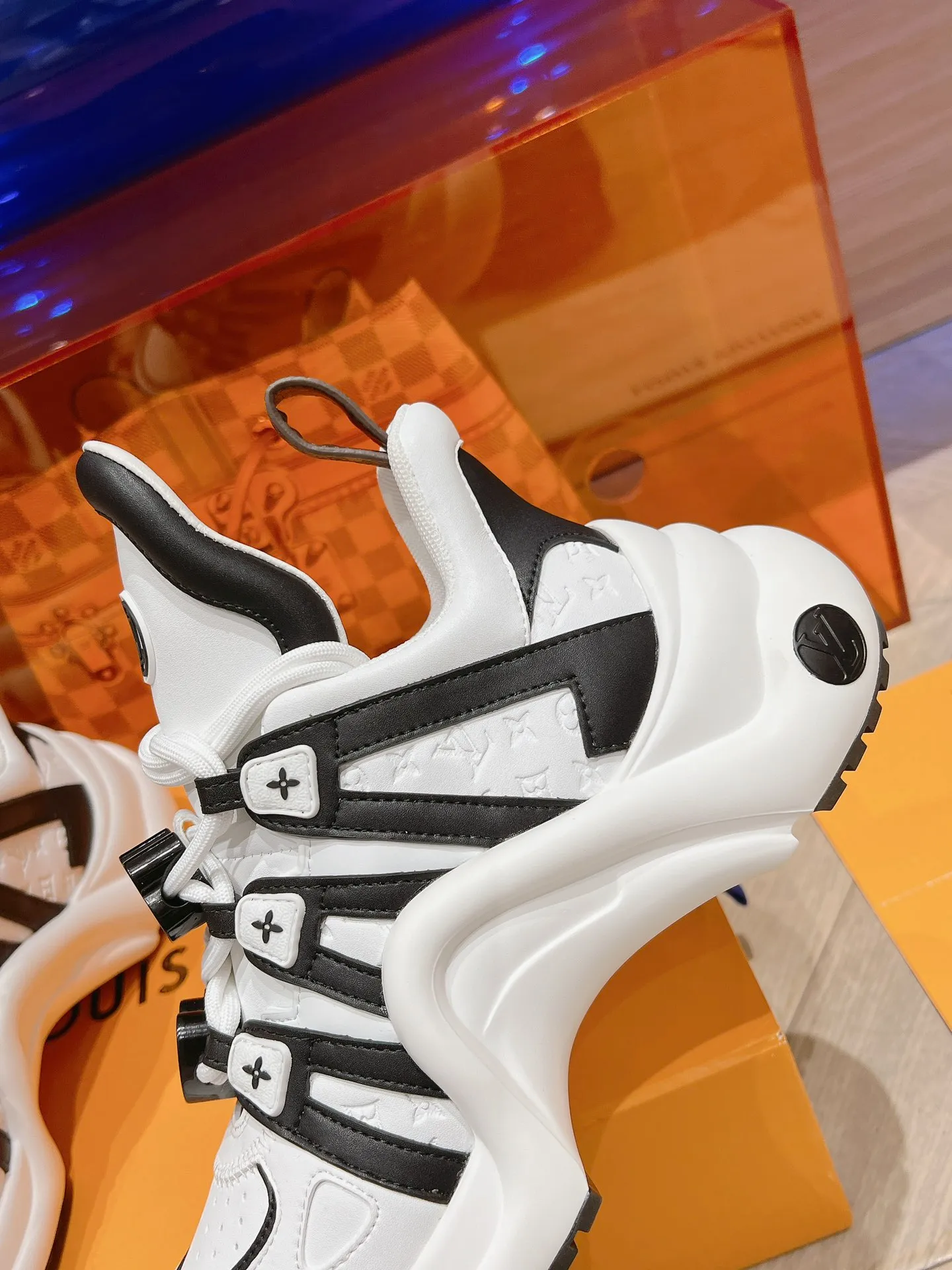 👟👟Ex-factory price 720👟👟 LV 2024 new model, Chinese Valentine's Day limited edition, fresh and refined colors, each color is equipped with different buckles, each with its own unique charm.  Cowhide color-blocked ventilated arch bridge dad shoes. Wear them for travel and dates, and you will be the center of attention.  Code number: 35-40 (41 customized)
